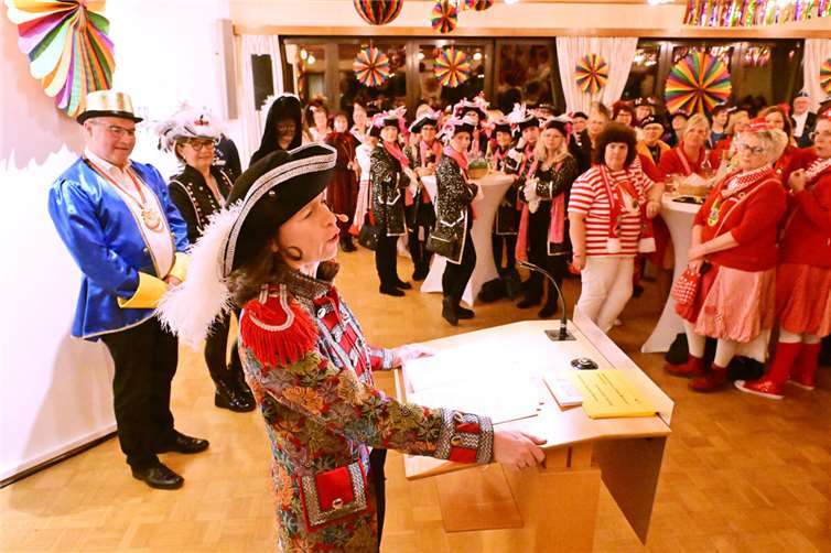 Wie immer wurden die Möhnen von Landrätin Cornelia Weigand in Reimform begrüßt.