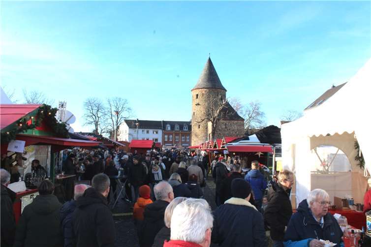 Wie immer zog das vorweihnachtliche Markttreiben zahlreiche Besucher an. Foto: DU