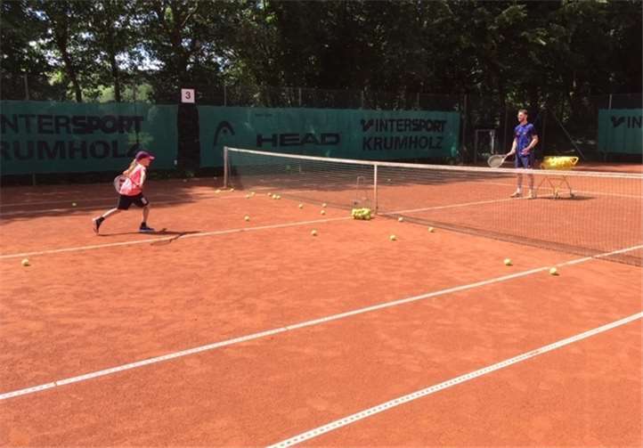 Wie in 2019 begonnen, wird auch in 2020 das Training für Kinder und Jugendliche mit Sport- und Tennislehrer Alex Lo Iacono fortgesetzt. Foto: Tennisverein Roßbach