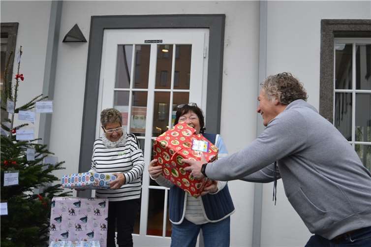 Wie in Ahrweiler und Andernach sorgten auch in Mayen die „Wunschbaum-Engel“ dafür, (auf dem Foto links) Renate Herres, Marga Köhler und Bernhard Gödert, dass die Geschenke am Heiligen Abend unter den Weihnachtsbäumen lagen.  Foto: E.T. Müller