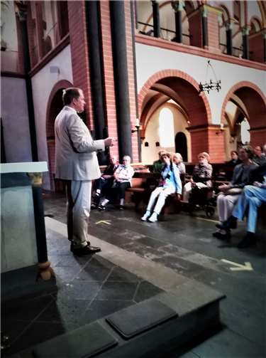 Wie in Coronazeiten üblich, verteilten sich die 35 Teilnehmer weiträumig im Kirchenschiff. Foto: Denkmalverein