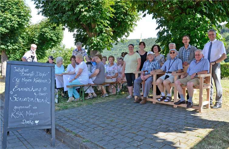 Wie in Hatzenport freute man sich überall über die neuen Bänke. Foto: privat