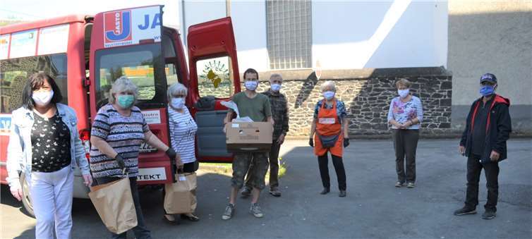 Wie in Polch sind auch in Andernach und Mayen die ehrenamtlichen Mitarbeiterinnen und Mitarbeiter aktiv, um mit dem Bringdienst der Caritas-Tafel die Menschen weiterhin trotz Corona-Krise mit Lebensmittel zu versorgen. Foto: E.T. Müller