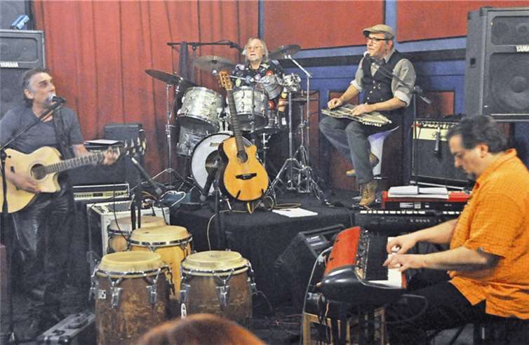 Wie in alten Zeiten: Holger an den Drums, Andreas an der Gitarre, Michael am Keyboard und Mike mit Gitarre und Harp begeisterten das Publikum.AB