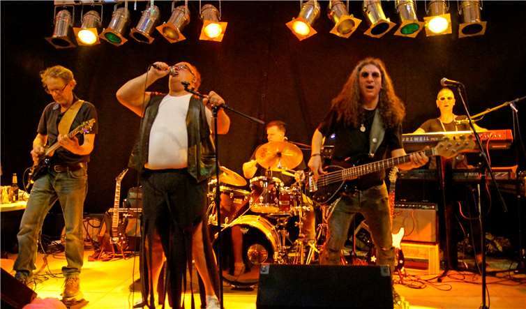 Wie in alten Zeiten rockte die Band die Bühne.