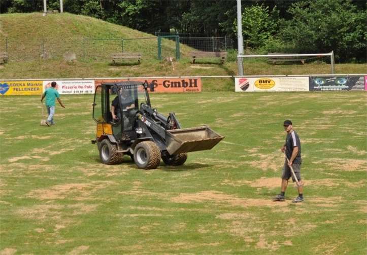 Wie in den Vorjahren auch wurde der Rasenplatz von ehrenamtlichen Helfern saniert und auf die Saison vorbereitet. Privat