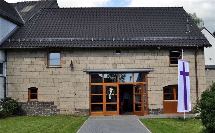 Wie in den letzten Monaten üblich finden die Gottesdienste im Freien statt wie hier an der Kirchenscheune in Kempenich. Fotos: privat