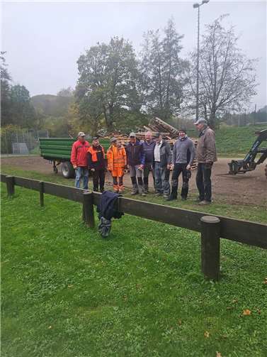 Wie in den vergangenen Jahren hat das Rhenser Teichteam mit Unterstützung durch den städtischen Bauhof auch diesmal das Brennmaterial aus Paletten, Brettern und Latten zu einem ansehnlichen Haufen aufgeschichtet. Foto: privat