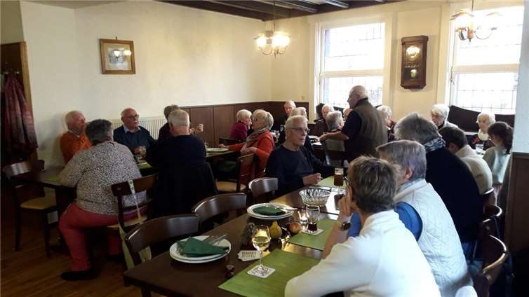 Wie in jedem Jahr im November, trafen sich am Sonntag, 10.11.2024 mehr als 30 Nachbarinnen und Nachbarn der Nachbarschaft Oberdorf Kruft zum Döppekooche Essen im Gasthaus „Zur Linde“. Foto: privat