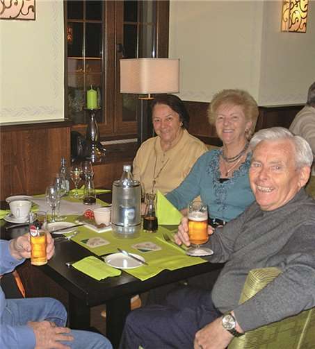 Wie in jedem Jahr schaut sich der plus/minus60 aktiv e.V. bei einem gemütlichen Beisammensein die Fotos von den Busreisen im Sommer noch einmal an.privat