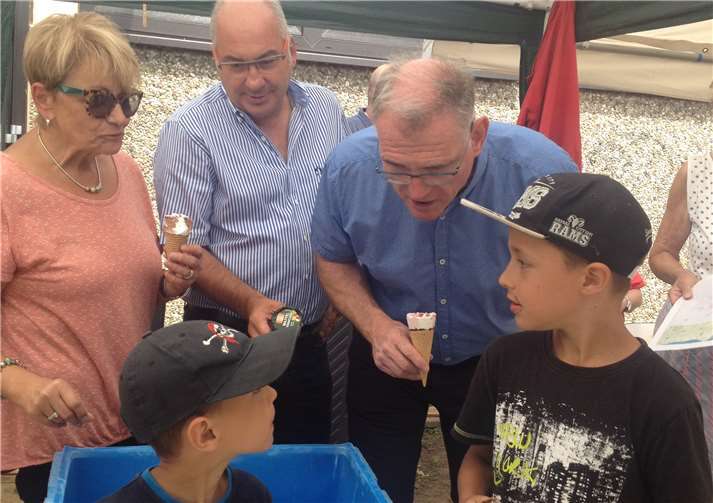 Wie in jedem Jahr spendierte die SPD Bad Ems den Kindern im Ferienlager ein Eis.