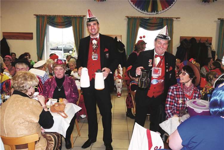 Wie in jedem Jahr übernahm der Elferrat der KG den Service für die Möhnen beim Kaffeeklatsch.