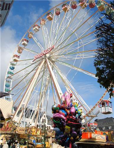 Zahlreiche Attraktionen locken auf den Lukasmarkt 2019!  Wie in jedem zweiten Jahr ist das Riesenrad auf dem Marktplatz wieder mit dabei. Foto: Chantal Franz/Stadt Mayen