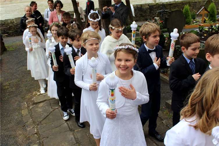 Wie in vielen Pfarrgemeinden wurde am Weißen Sonntag in Unkel Erstkommunion gefeiert, zu der Pfarrer Andreas Arend und Diakon Winfried Reers die Kommunionkinder vom Pfarrhaus durch das Westportal in die Pfarrkirche Sankt Pantaleon führten.