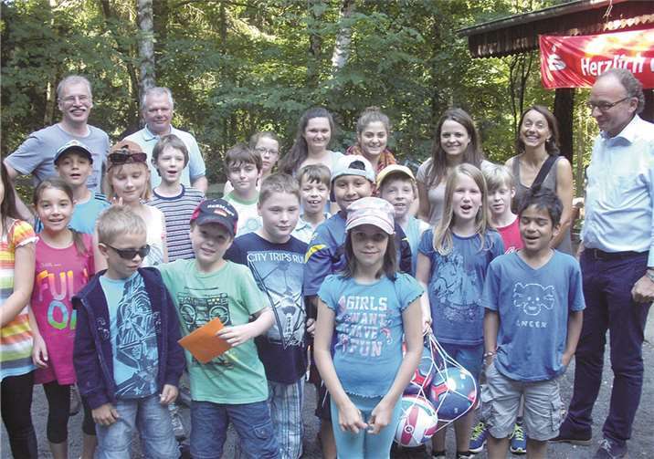 Wie jedes Jahr brachte Oberbürgermeister Achim Hütten beim Besuch der Stadtranderholung den Kindern eine kleine Überraschung mit; dieses Jahr waren es verschiedene Spielbälle, die direkt gut ankamen. privat