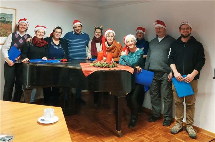 Wie jedes Jahr ist der Chor „Blue Notes“ an den Adventssonntagen singend durch einige Seniorenheime gezogen und es war wie immer wunderschön. Foto: privat