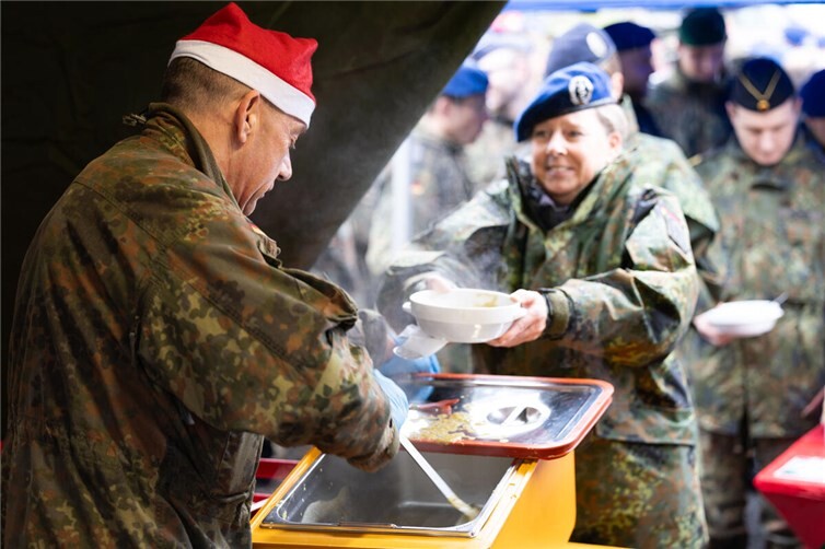 Wie jedes Jahr war auch diesmal der Erbseneintopf ein Genuss. Aber auch andere süße Verführungen wie heiße Waffeln, Glühwein oder Christstollen bot der Weihnachtsmarkt des Kommando Gesundheitsversorgung. Foto: Bundeswehr/Stefan Müller