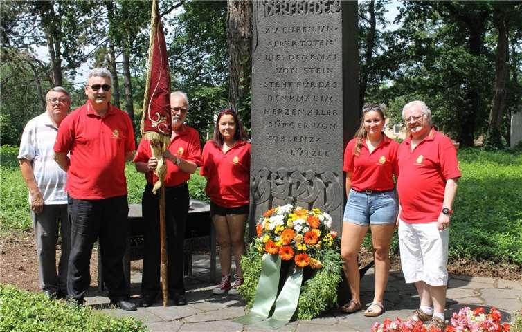 Wie jedes Jahr wurde auch 2021 wieder ein Kranz am Ehrenmal auf dem Lützeler Friedhof niedergelegt. Organisiert wurde dies durch die Mitglieder des Kirmesvereins Bombenfeste 1906 e.V. aus Lützel.Foto: privat