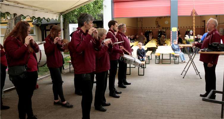 Wie jedes Jahr wurde der musikalische Reigen vom Tampourcorps Adler eröffnet.