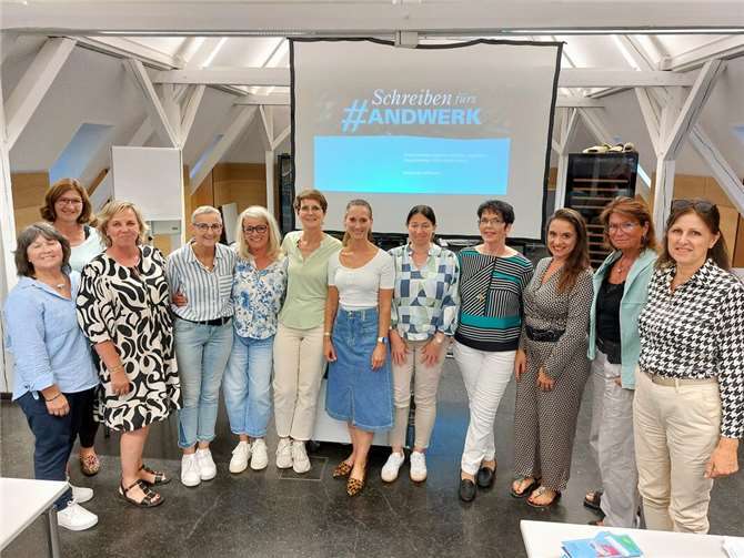 „Wie kann ich mein Unternehmen breit gefächert aufstellen, um in Social Media, Print und Präsenz sichtbar zu sein“? Zu diesem Thema fand ein Impulsvortrag für die Unternehmerfrauen in der AhrAkademie statt. Referentin war Alexandra Willems, Unternehmerfrau und Inhaberin von Schreiben fürs Handwerk. Foto: Heike Ziss