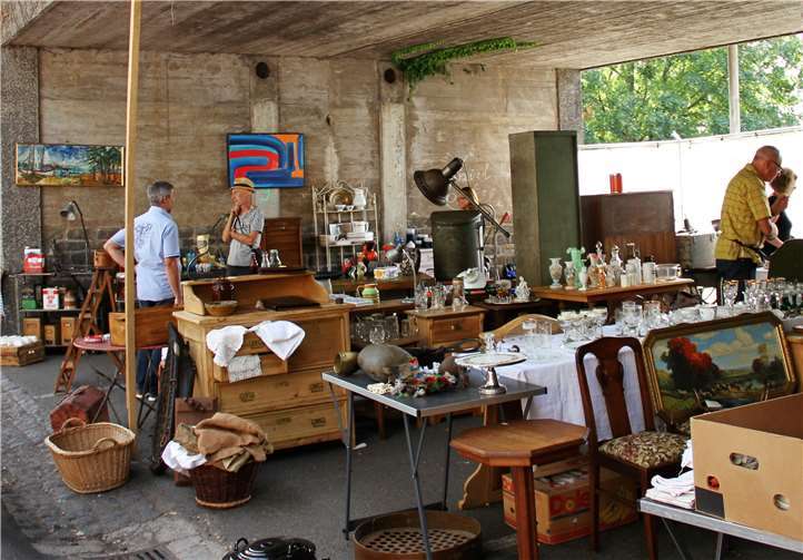 Wie kleine Antiquitätengeschäfte muteten die Stände unter dem Bahnviadukt an.