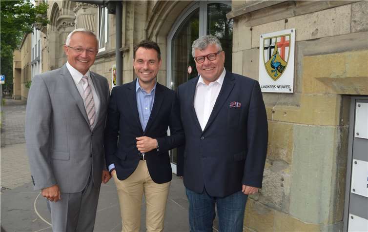 Wie können die Regionen Koblenz – Landkreis Neuwied voneinander profitieren, Gemeinsamkeiten intensivieren und jeweilige Besonderheiten akzentuieren? Darüber sprachen jetzt Landrat Achim Hallerbach (links) und der 1. Kreisbeigeordnete Michael Mahlert (rechts) gemeinsam mit dem neuen Koblenzer Oberbürgermeister David Langner. Kreisverwaltung Neuwied