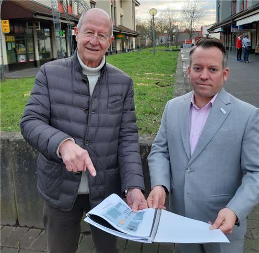 Wie könnte die Fußgängerzone ohne Hochbeete aussehen? Edgar Kühlenthal (links) und Stephan Wefelscheid - beide Karthäuser und Stadträte - überlegen gemeinsam über die geplanten Verbesserungen im Einkaufszentrum Karthause.Quelle: Freie Wähler Koblenz