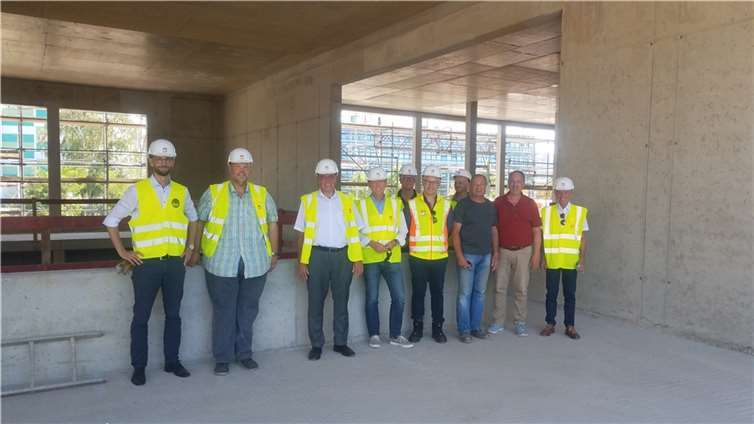 Wie könnte in neues Schwimmbad in Montabaur aussehen? Anregungen holte sich die neu gegründete Lenkungsgruppe bei einer Exkursion zur Baustelle für das neue Hallenbad in Koblenz. . Foto: VG Montabaur