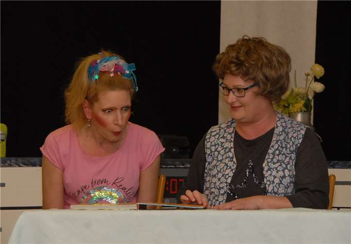 „Wie lautet das Passwort?“, wollte Chantalle wissen, als man ihr das Buch in die Hand drückte. „Wie, einfach aufklappen?“ Zwei Welten begegneten sich.