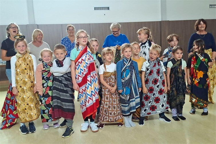 Wie leben Kinder in Afrika? Das erforschten die Königseekids mit dem Weltladenteam