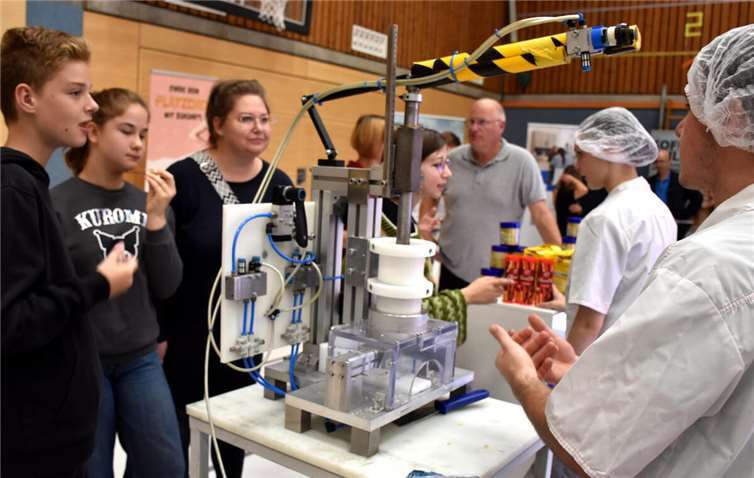 Wie leckere Plätzchen schnell hergestellt und gebacken werden, zeigte eine Großbäckerei.