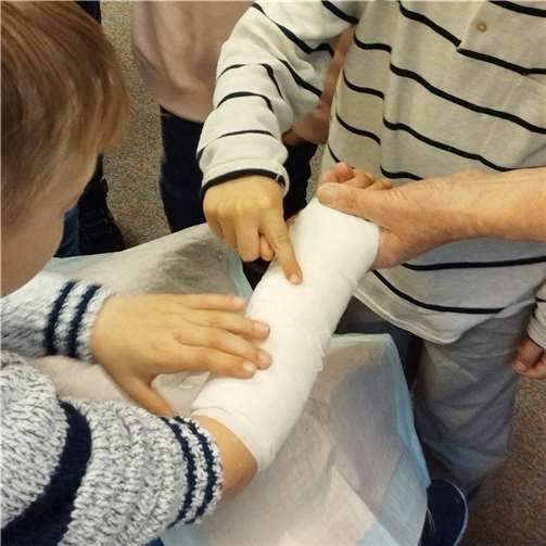 Wie legt man eigentlich einen Gips an?  Foto: Manuel Klein