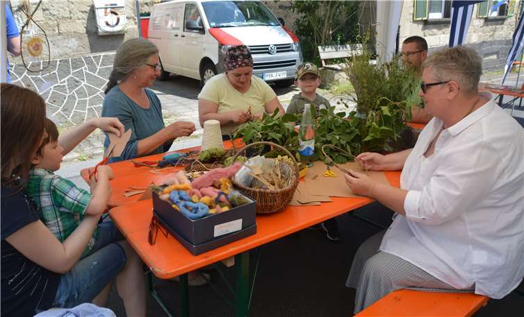 Wie man aus einfachem Naturmaterial schöne Sachen herstellt, konnte man hier sehen und lernen.