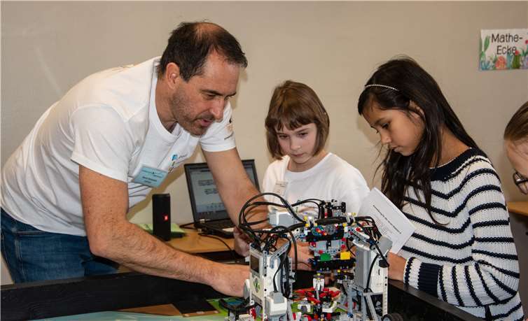 Wie man einen Lego-Roboter baut und programmiert, zeigte die AG Lego-Robotics. Fotos: Heinrich-Roth-Realschule plus