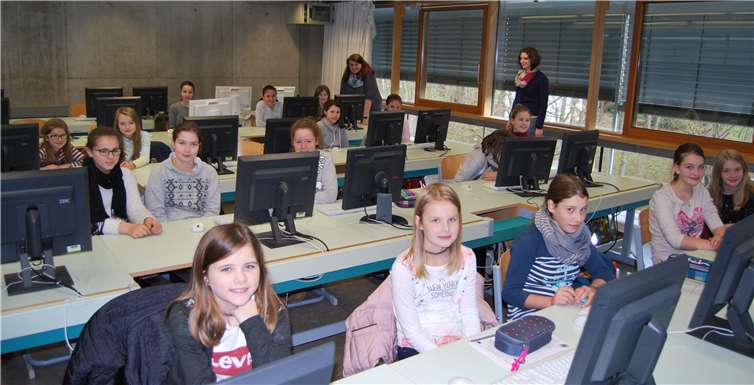 Wie man moderne Medien meistert, lernten die Schülerinnen des Peter-Joerres-Gymnasiums unter Anleitung von Studentinnen des RheinAhrCampus.  privat