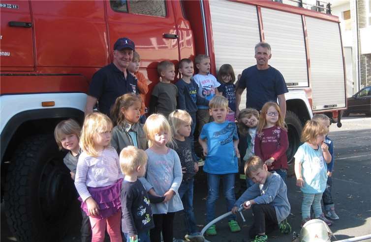 Wie man sich verhält, wenn es brennt, das vermittelten die Feuerwehrmänner Andreas Bohn (r.) und Bernd May auf kindgerechte Art und Weise.