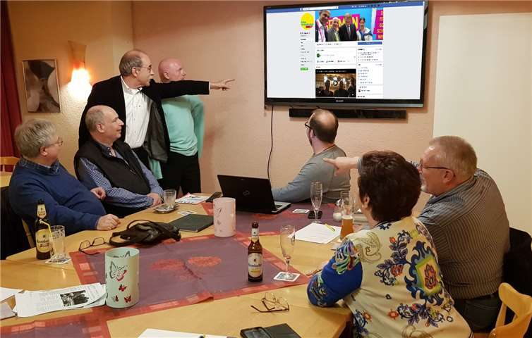 Wie nutzen wir die Chancen der Digitalisierung, darüber diskutierten die Liberalen (v. li.) Ralf Kössendrup, Sven Rogatschew, Matthias Bertram, David Jacobs, Dirk Herminghaus und Doris Herminghaus in einem Workshop mit dem FDP-Kreisvorsitzenden Ulrich van Bebber (4. v. li.).Foto: privat