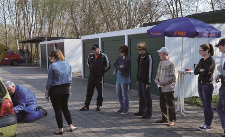 „Wie reagiere ich bei einer Reifenpanne?“ Damit beschäftigte sich der Infostand der FWG Kettig.privat