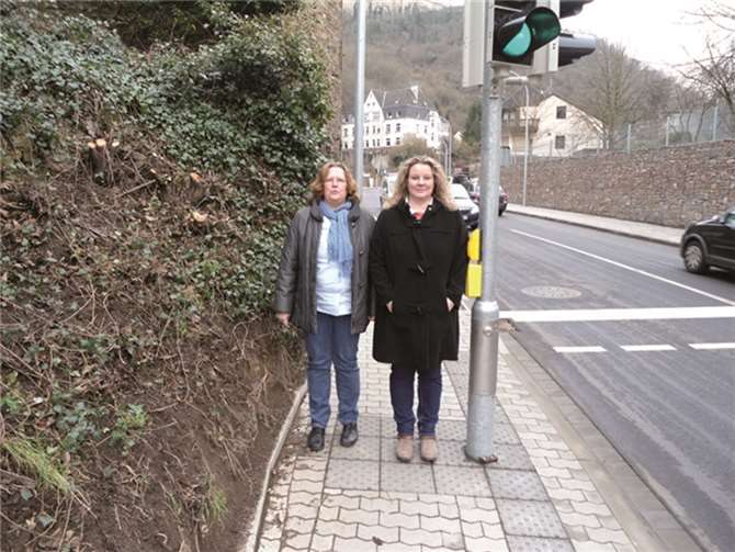 Wie schmal der Gehsteig an einigen stellen im Obertal ist, demonstrierten die SPD-Kandidatinnen Marion Mühlbauer und Anke Holl. privat
