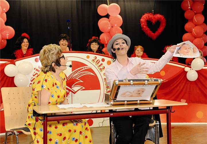 Wie schnell man doch aneinander vorbeireden kann, zeigten Maria und Christina Mülligan mit ihrem Verwechslungssketch.