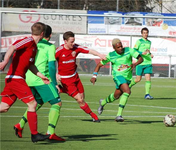 Wie schon gegen Morbach war Joachim Akwapay (rechts) wieder nicht zu bremsen. Gegen den VfB Linz gelang dem wendigen Stürmer der wichtige Führungstreffer.Fotos: SK