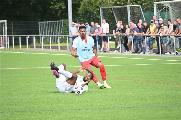 Wie schon gegen den TuS Mayen (rechts Kevin De Jesus Francis Cabello) behielt die SG Eintracht Mendig (am Boden Brice Braquin) auch im Pokal gegen den FC Metternich die Oberhand.  Foto: SK