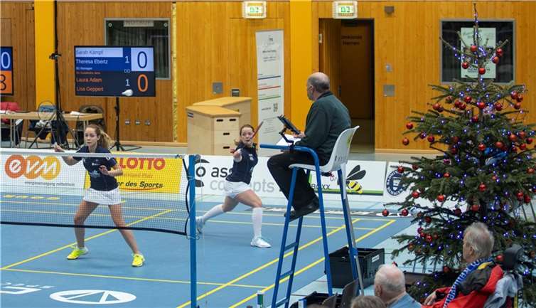 Wie schon im letzten Jahr - hier Sarah Kämpf (li.) und Theresa Ebertz im Damendoppel - präsentiert sich die Rheinhalle im vorweihnachtlichen Outfit. Foto: privat