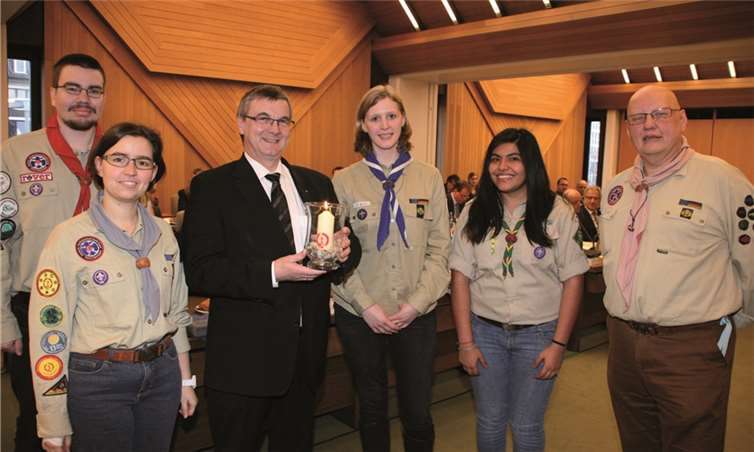 Wie schon seit vielen Jahren, überbrachten Mitglieder der Koblenzer Pfadfinderschaft St. Georg – in diesem Jahr von ihrem bolivianischen Gast Adriana (re.) unterstützt – unter dem Motto „Der Friede sei mit Dir – Shalom – Salam“ Landrat Dr. Saftig und dem ganzen Kreistag das Friedenslicht. WEC