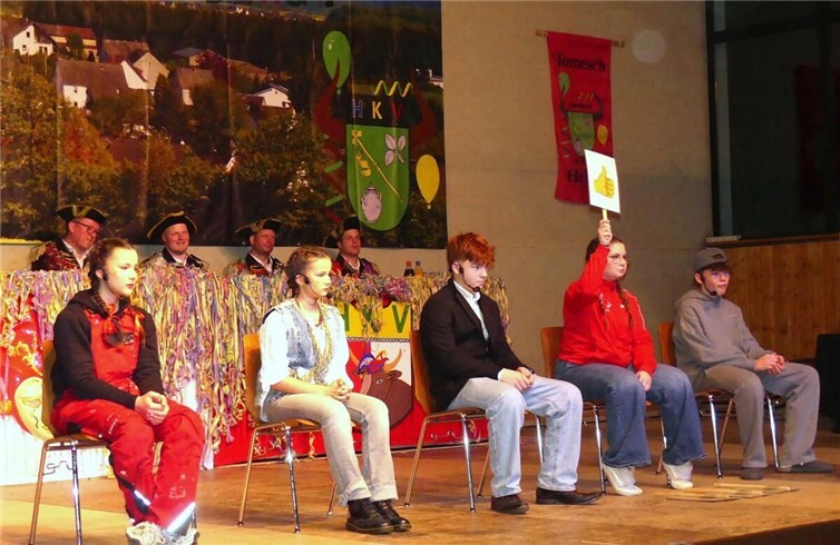 Wie schräg es beim dauernden Handygebrauch in einer Chat-Gruppe ablaufen kann bewiesen diese jungen Leute.