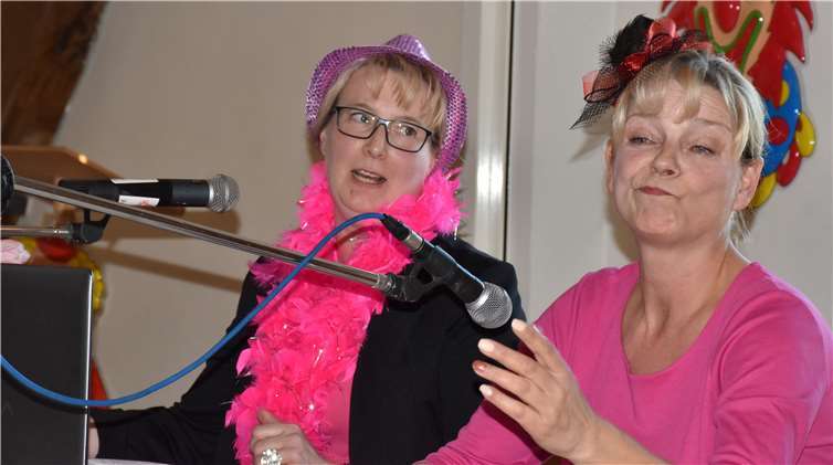 Wie schwierig der Umgang mit einem Computerist, bewiesen Raffaela Schröter und Katja Milad.