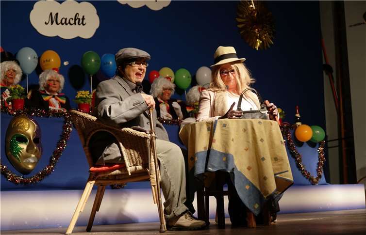 Wie schwierig die Kommunikation in einer Ehe ist, das bewiesen Birgitt Clemens und Regine Schumacher als Ehepaar.