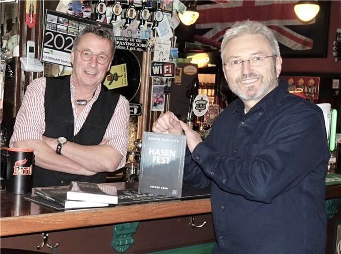 Wie sein Romanheld, der dort der Lösung der Neuwieder Mordfälle näherkam: Krimiautor Rainer Karl Litz an der Theke des Pubs, gemeinsam mit Wirt Martin Lenzen. Foto: Jürgen Grab