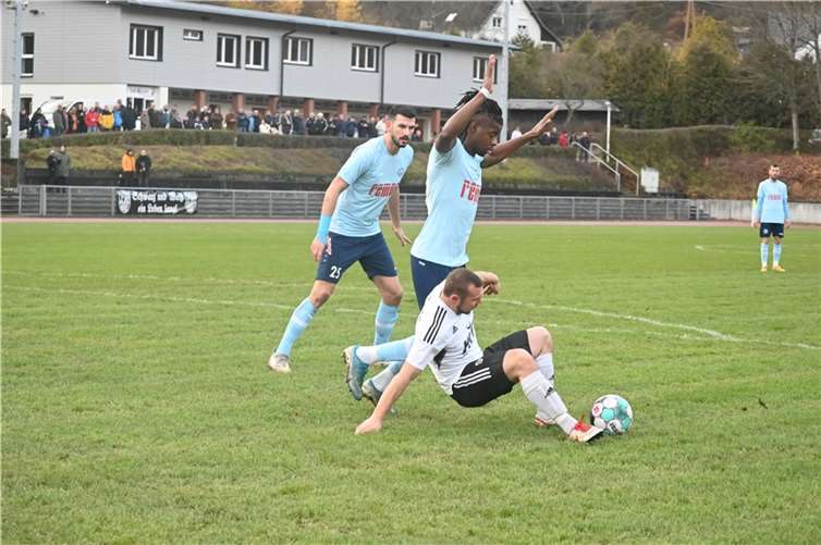 Ein schwarzer Tag in der Vereinsgeschichte Wie sich die Zeiten ändern: Im Hinspiel trotzte der TuS Mayen (am Boden Niklas Weis) dem Favoriten FC Cosmos Koblenz ein 0:0 ab. Nach dem 1:9 (0:7)-Debakel am 34. Spieltag ist der Abstieg der Mayener perfekt. Foto: SK