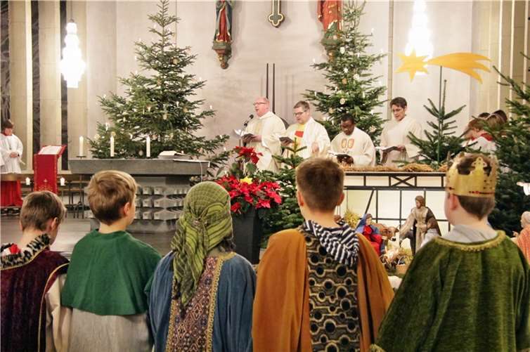 Wie überall in den Gemeinden empfingen auch die Sternsinger der katholischen Pfarrgemeinde St. Martin in Rheinbach Gottes Segen für ihre Mission.Stein